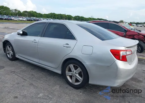 2014 Toyota Camry Se z USA, uszkodzony, nr VIN 4T1BF1FK4EU346120